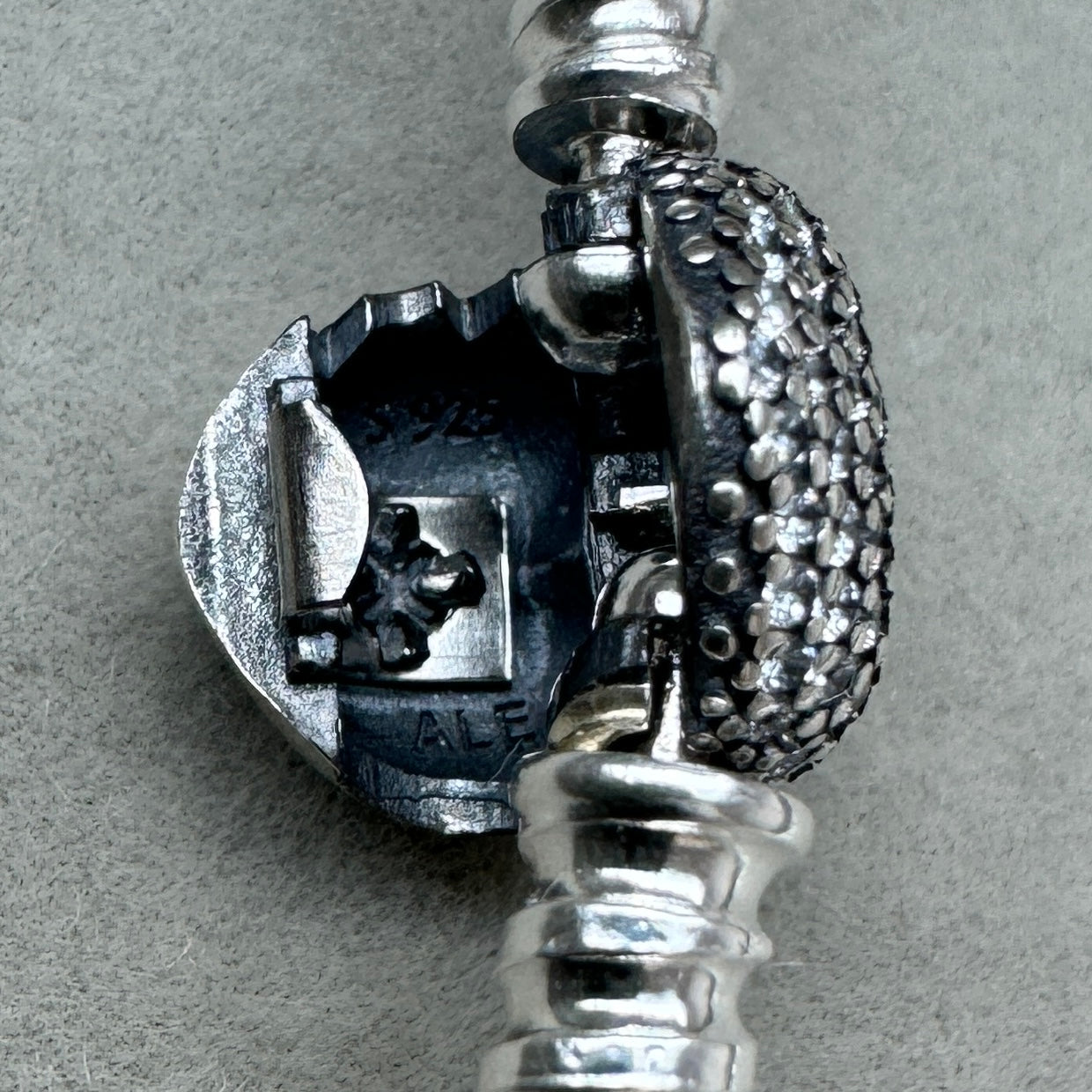 Brazalete Flexible Cierre Corazón Centelleante Pandora Vista Del Grabado Interior Del Broche