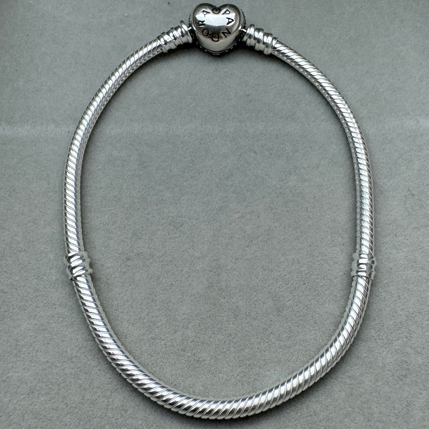 Brazalete Flexible Cierre Corazón Centelleante Pandora Vista Desde Atrás