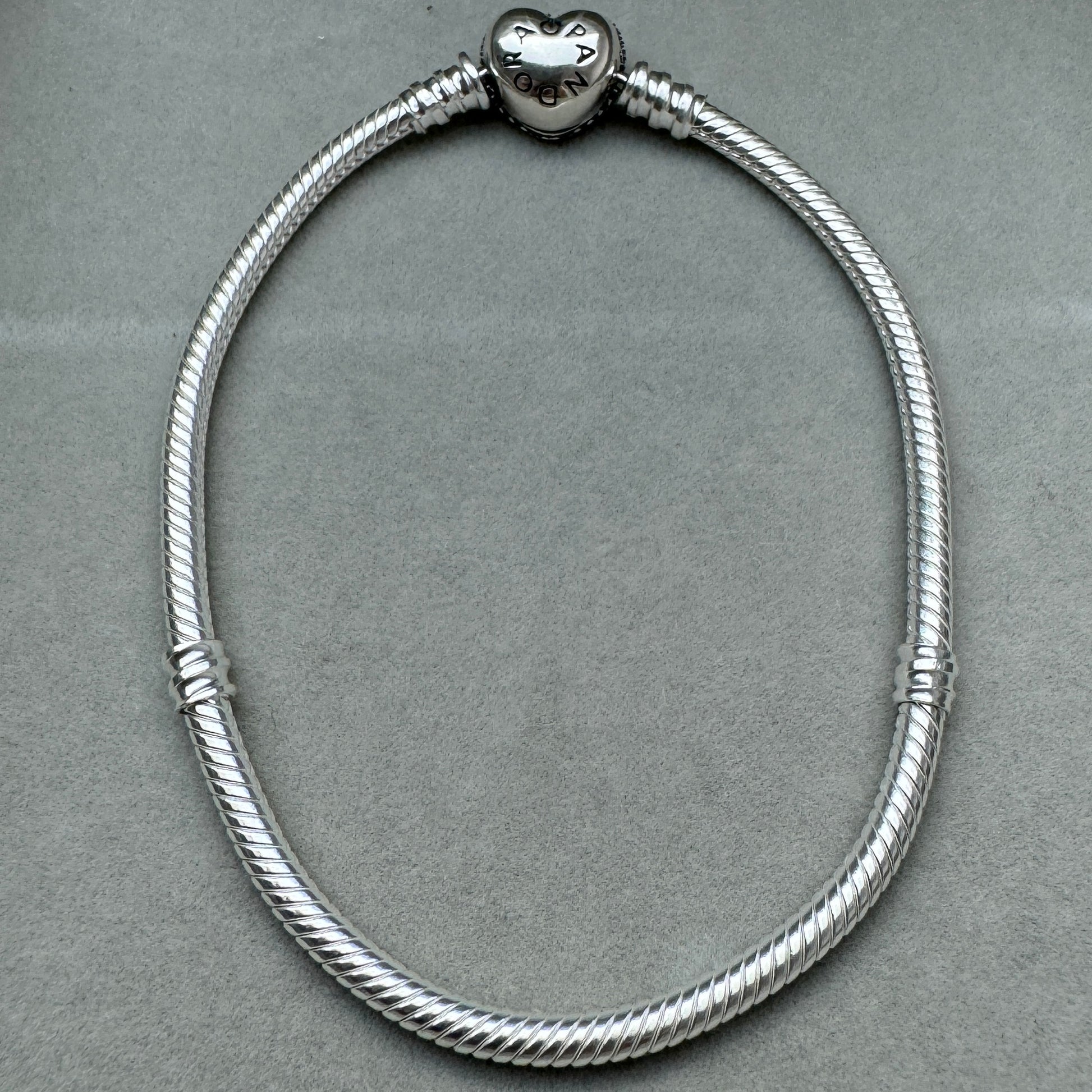 Brazalete Flexible Cierre Corazón Centelleante Pandora Vista Desde Atrás