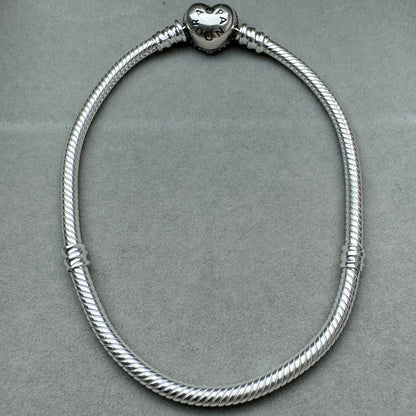 Brazalete Flexible Cierre Corazón Centelleante Pandora Vista Desde Atrás