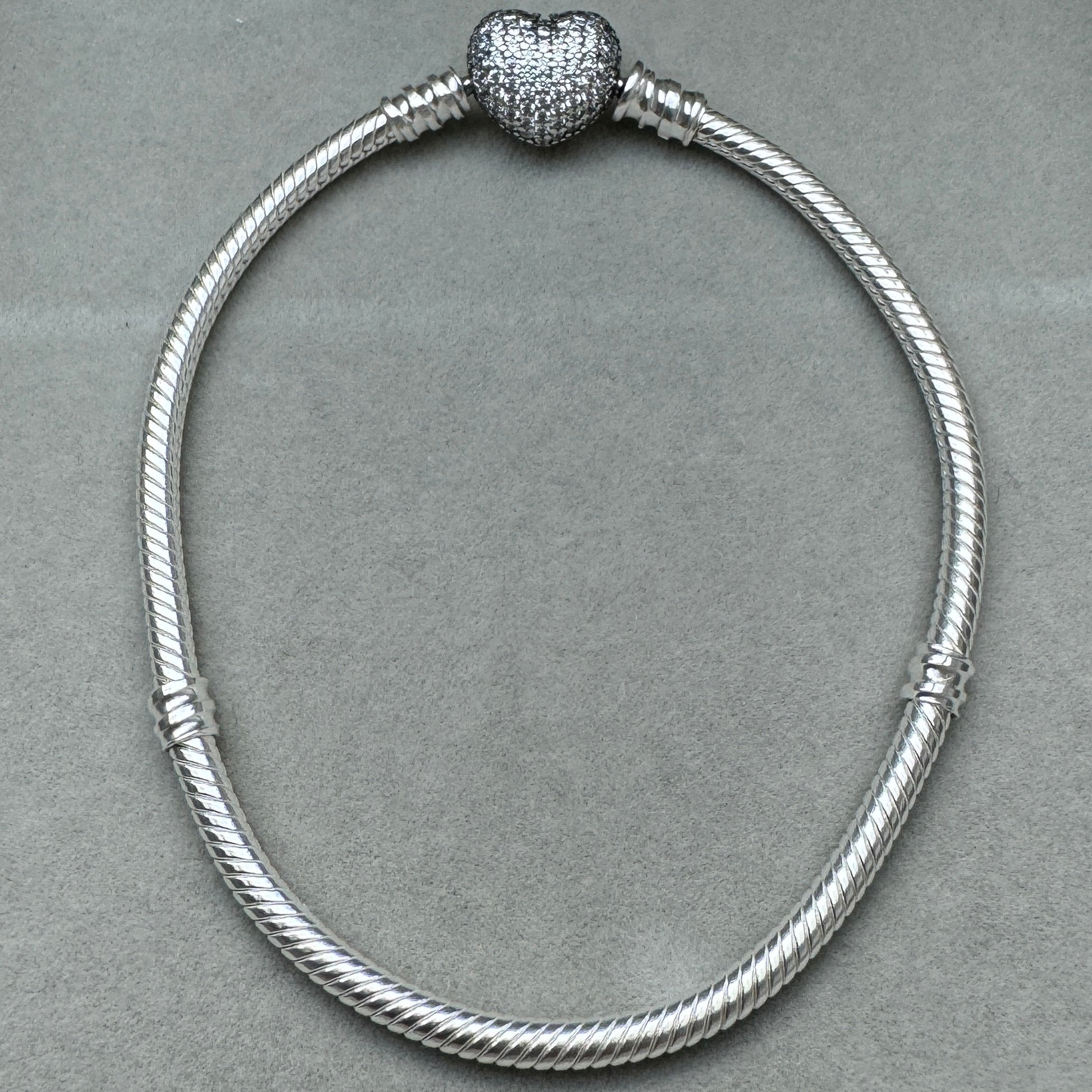 Brazalete Flexible Cierre Corazón Centelleante Pandora Vista Frontal