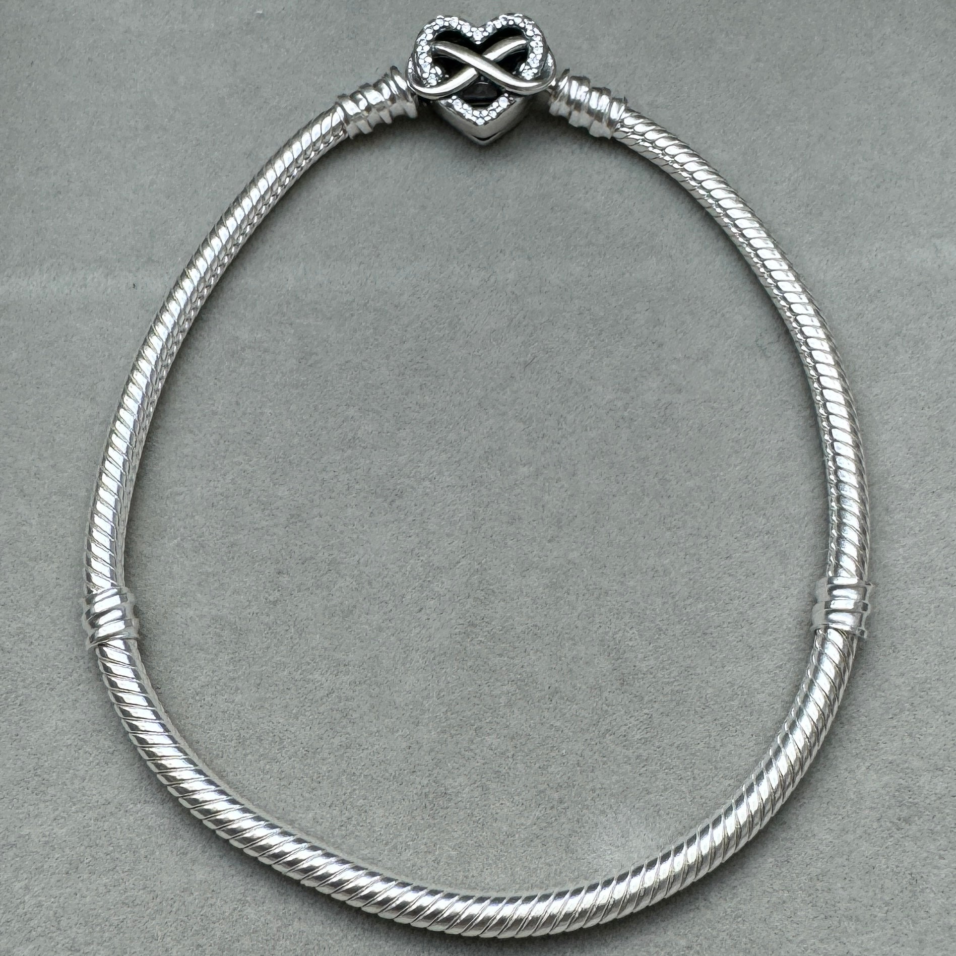 Brazalete Flexible Cierre Corazon Infinito Familiar Pandora Vista Frontal