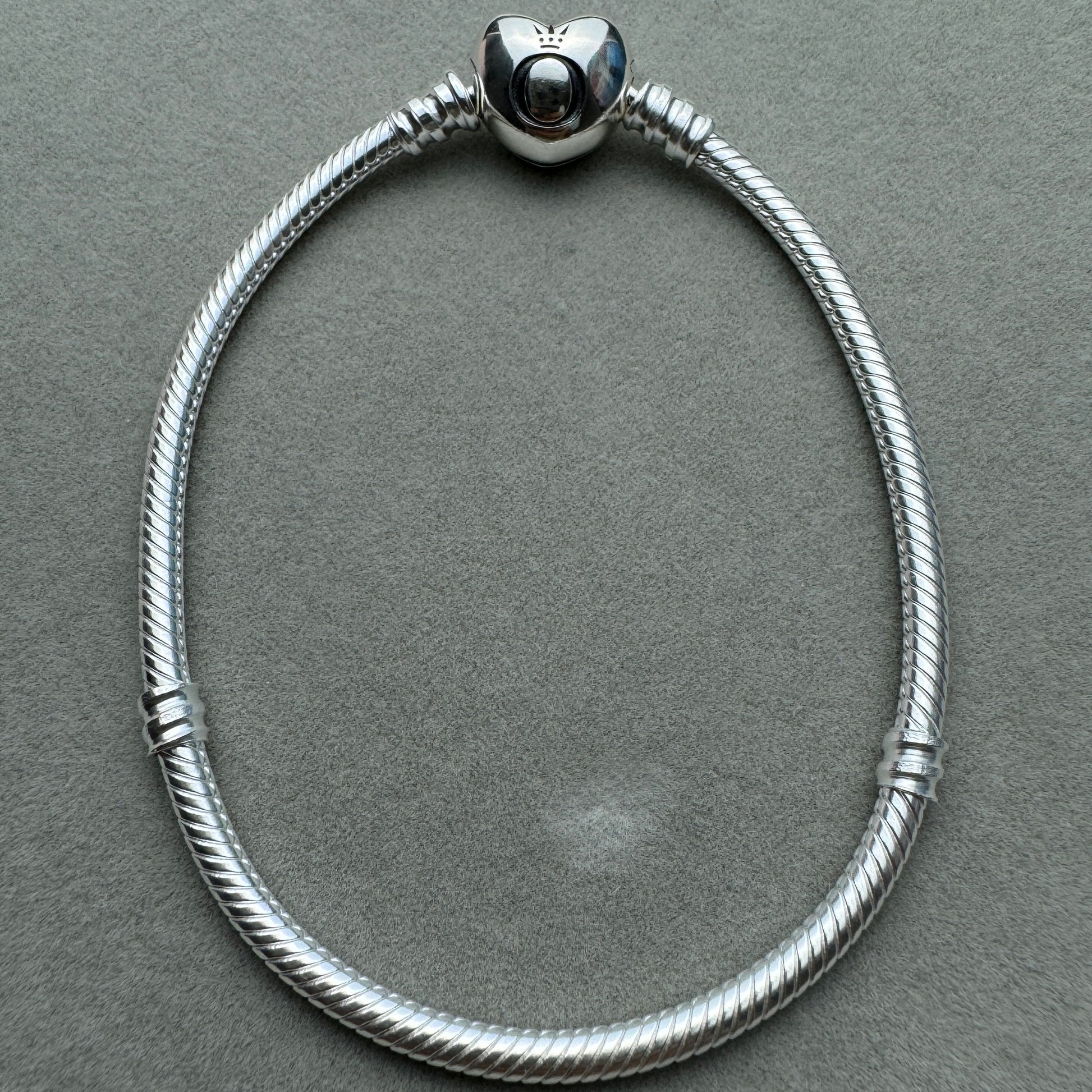 Brazalete Flexible Cierre Corazón Pandora Vista Frontal