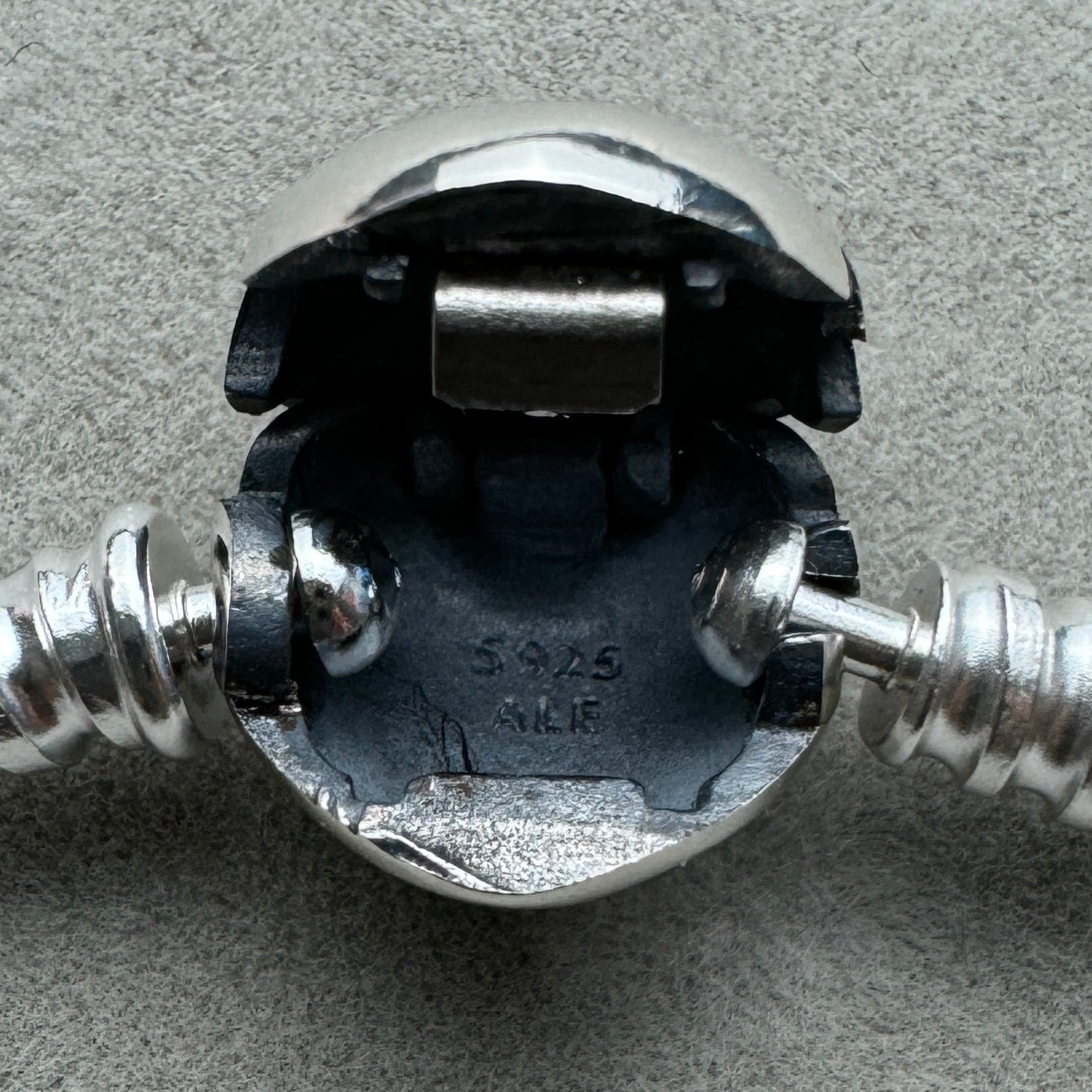 Brazalete Flexible Cierre Corazón Pandora Vista Interior Del Broche