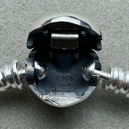 Brazalete Flexible Cierre Corazón Pandora Vista Interior Del Broche