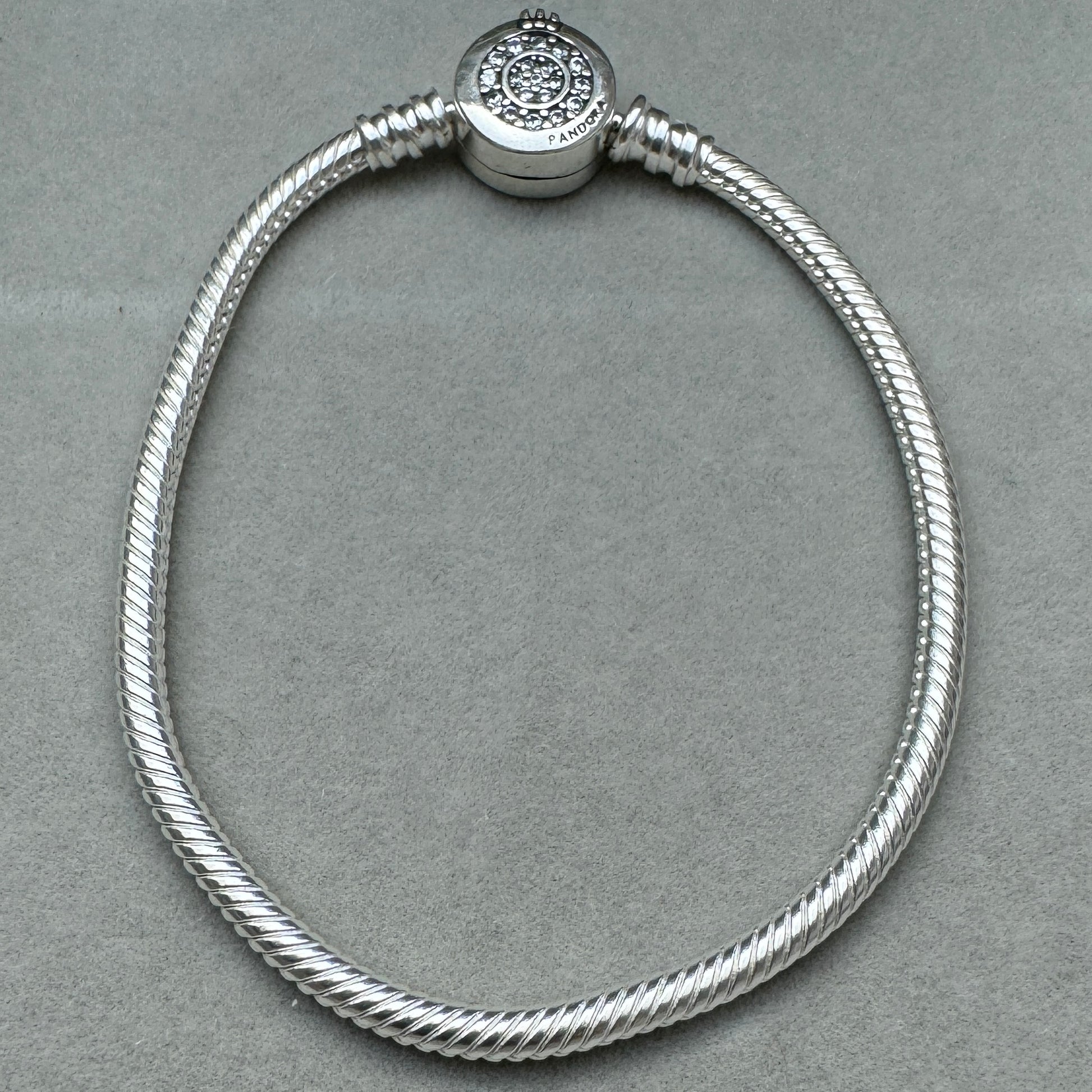 Brazalete Flexible Cierre Corona Redondo Pandora Vista Desde Atrás