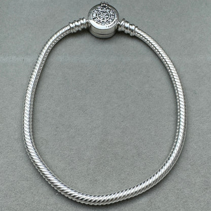 Brazalete Flexible Cierre Corona Redondo Pandora Vista Desde Atrás