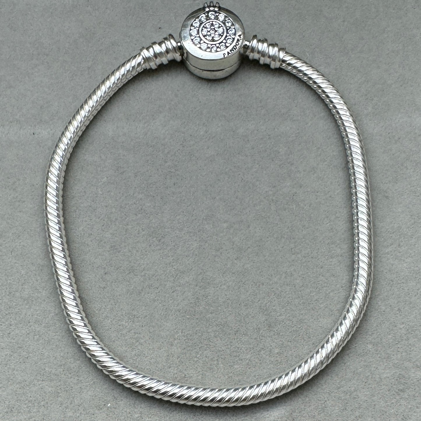 Brazalete Flexible Cierre Corona Redondo Pandora Vista Frontal