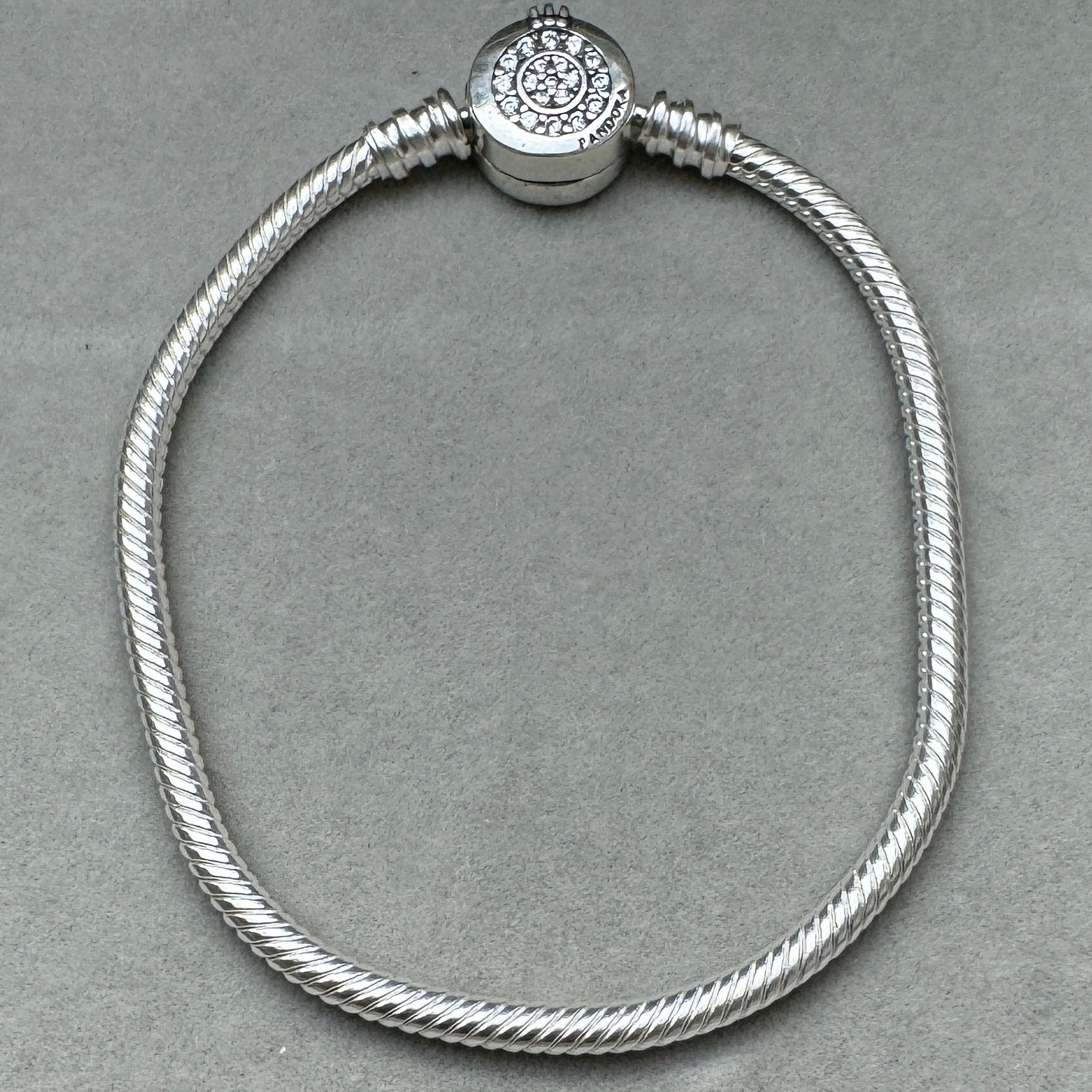 Brazalete Flexible Cierre Corona Redondo Pandora Vista Frontal