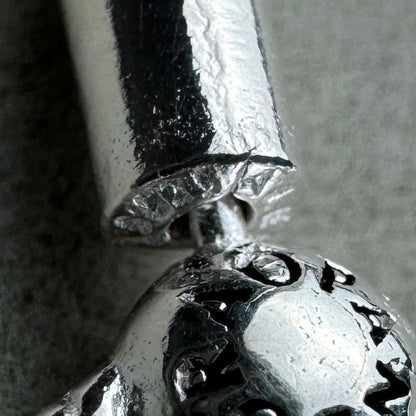 Brazalete Flexible Cierre De Corazón Largo Pandora Vista Del Costado Del Broche