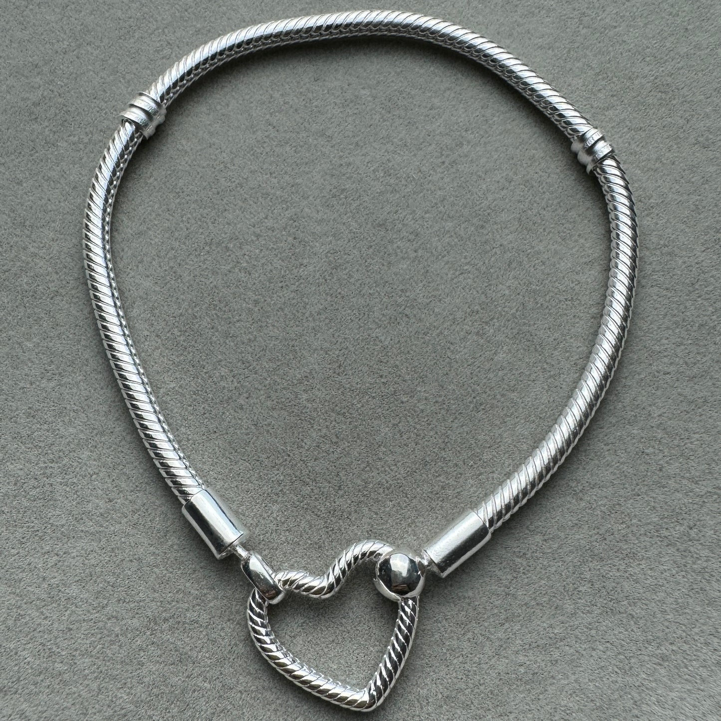 Brazalete Flexible Cierre De Corazón Largo Pandora Vista Desde Atrás