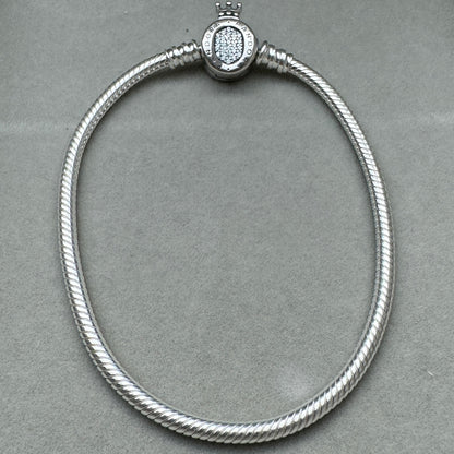 Brazalete Flexible Cierre De Corona Vista Desde Atrás