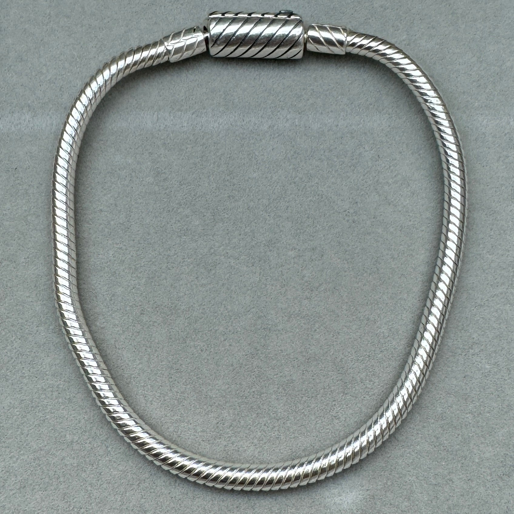 Brazalete Flexible Cierre Deslizante Imán Pandora Vista Desde Atrás