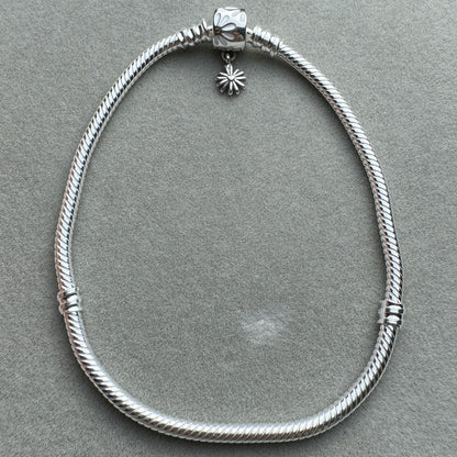 Brazalete Flexible Cierre Margarita Pandora Vista Desde Atrás