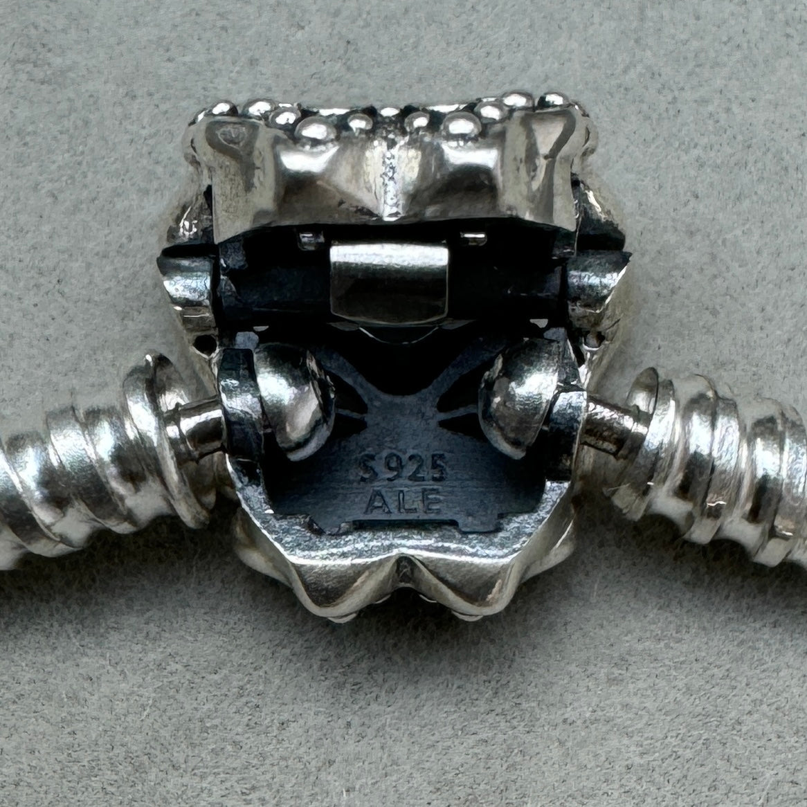 Brazalete Flexible Cierre Mariposa Pandora Vista Del Broche Interior