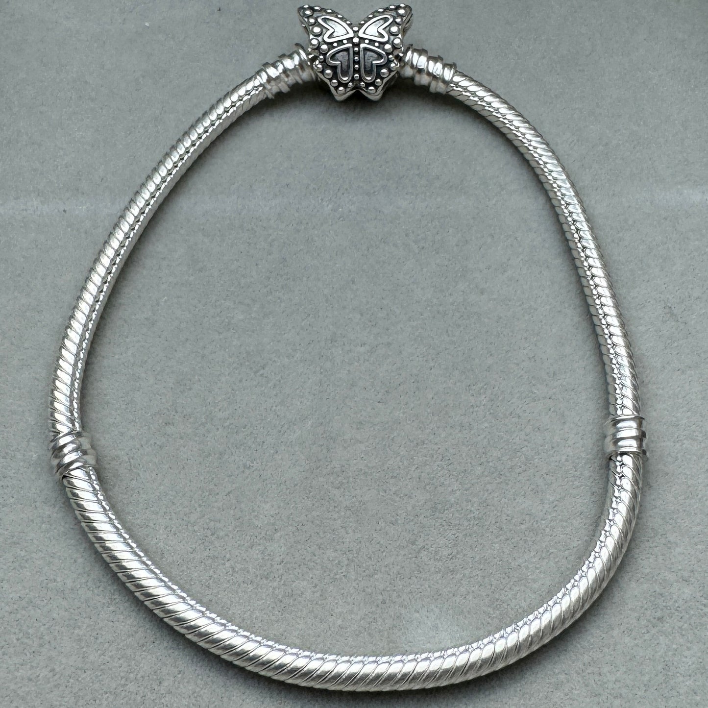 Brazalete Flexible Cierre Mariposa Pandora Vista Desde Atrás