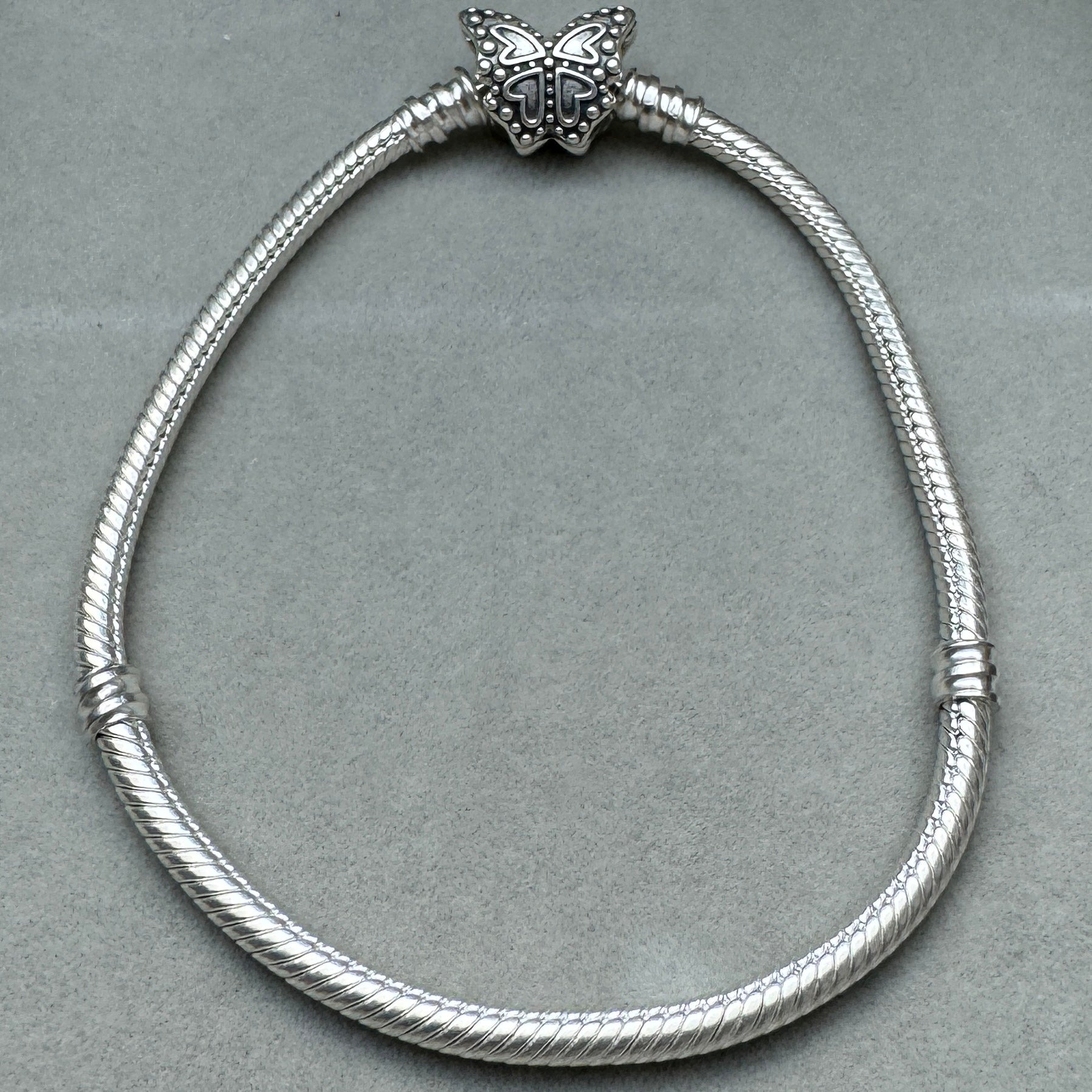 Brazalete Flexible Cierre Mariposa Pandora Vista Desde Atrás