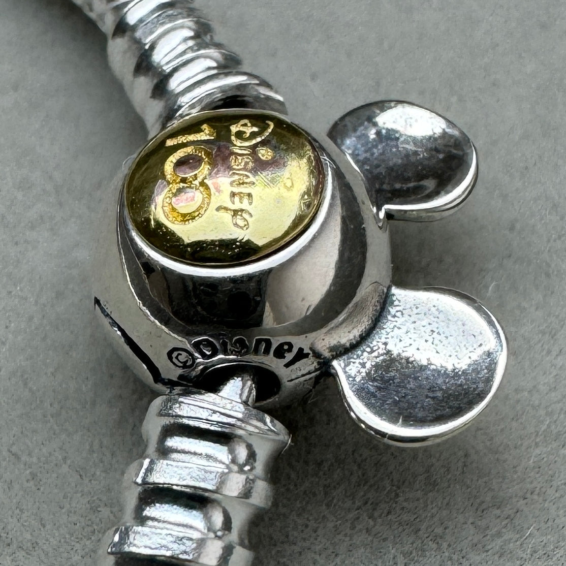 Brazalete Flexible Cierre Mickey 100 Años Disney Vista Del Costado Del Broche