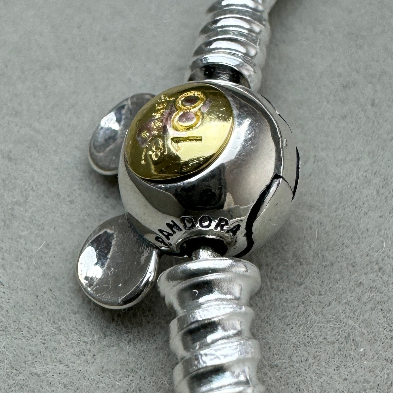 Brazalete Flexible Cierre Mickey 100 Años Disney Vista Lateral Del Broche