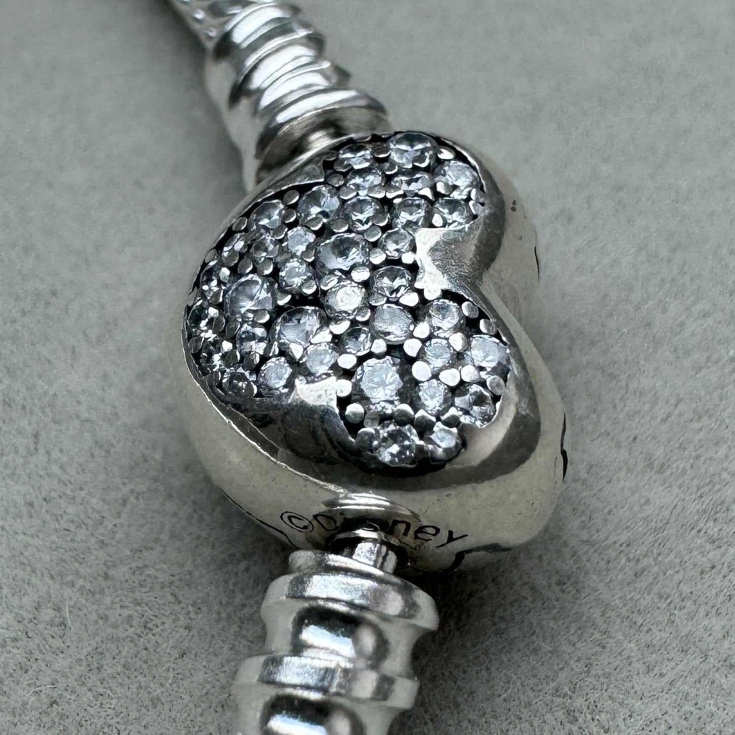 Brazalete Flexible Cierre Mickey Brillante Pandora Vista Del Costado Del Broche