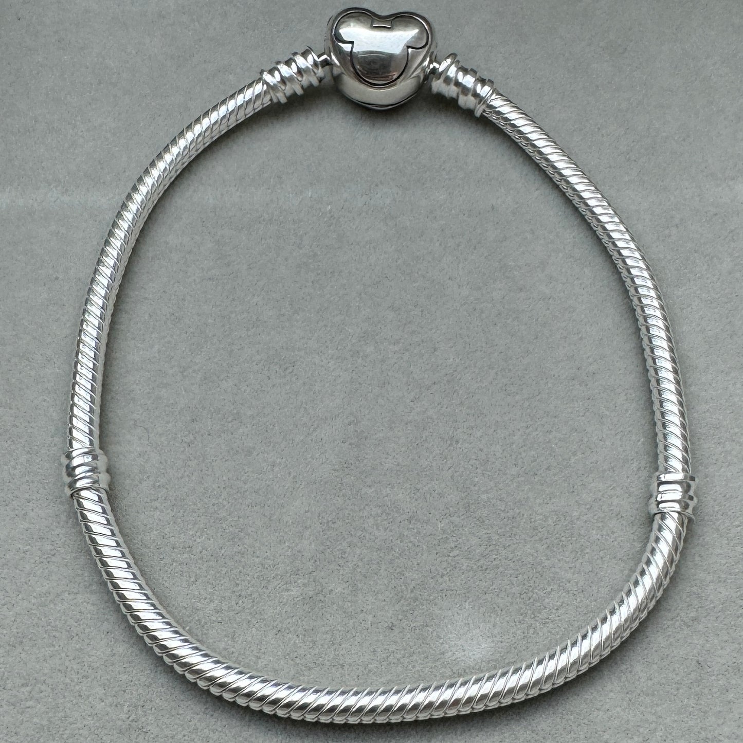 Brazalete Flexible Cierre Mickey Brillante Pandora Vista Desde Atrás