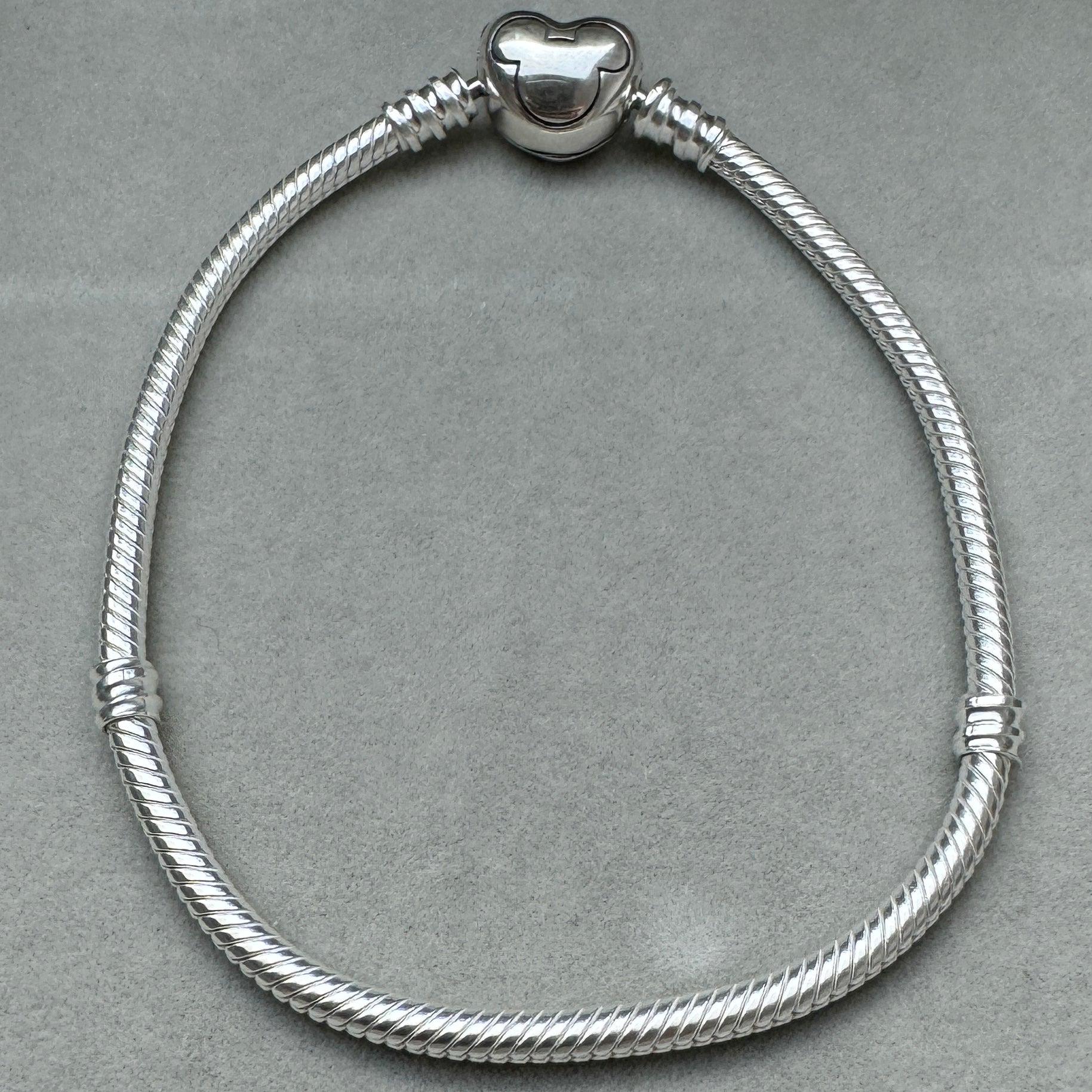 Brazalete Flexible Cierre Mickey Brillante Pandora Vista Desde Atrás