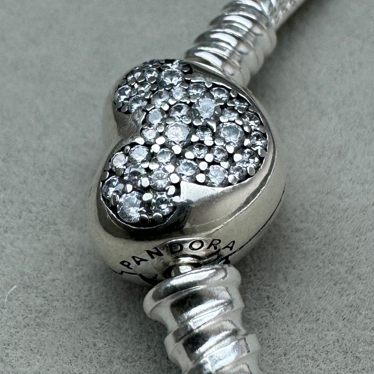 Brazalete Flexible Cierre Mickey Brillante Pandora Vista Lateral Del Broche