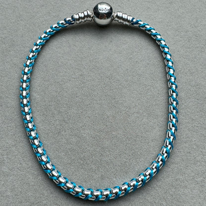 Brazalete Flexible Cierre Redondo Entrelazado Azul Pandora Vista Desde Atrás