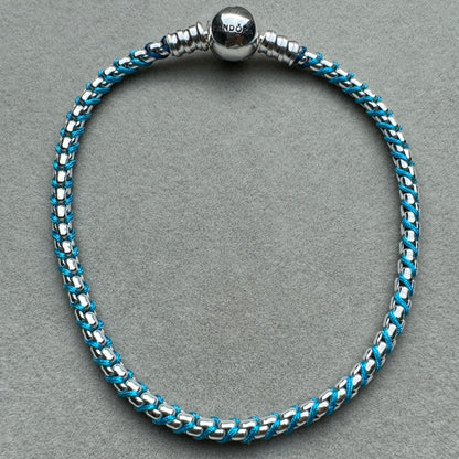 Brazalete Flexible Cierre Redondo Entrelazado Azul Pandora Vista Frontal