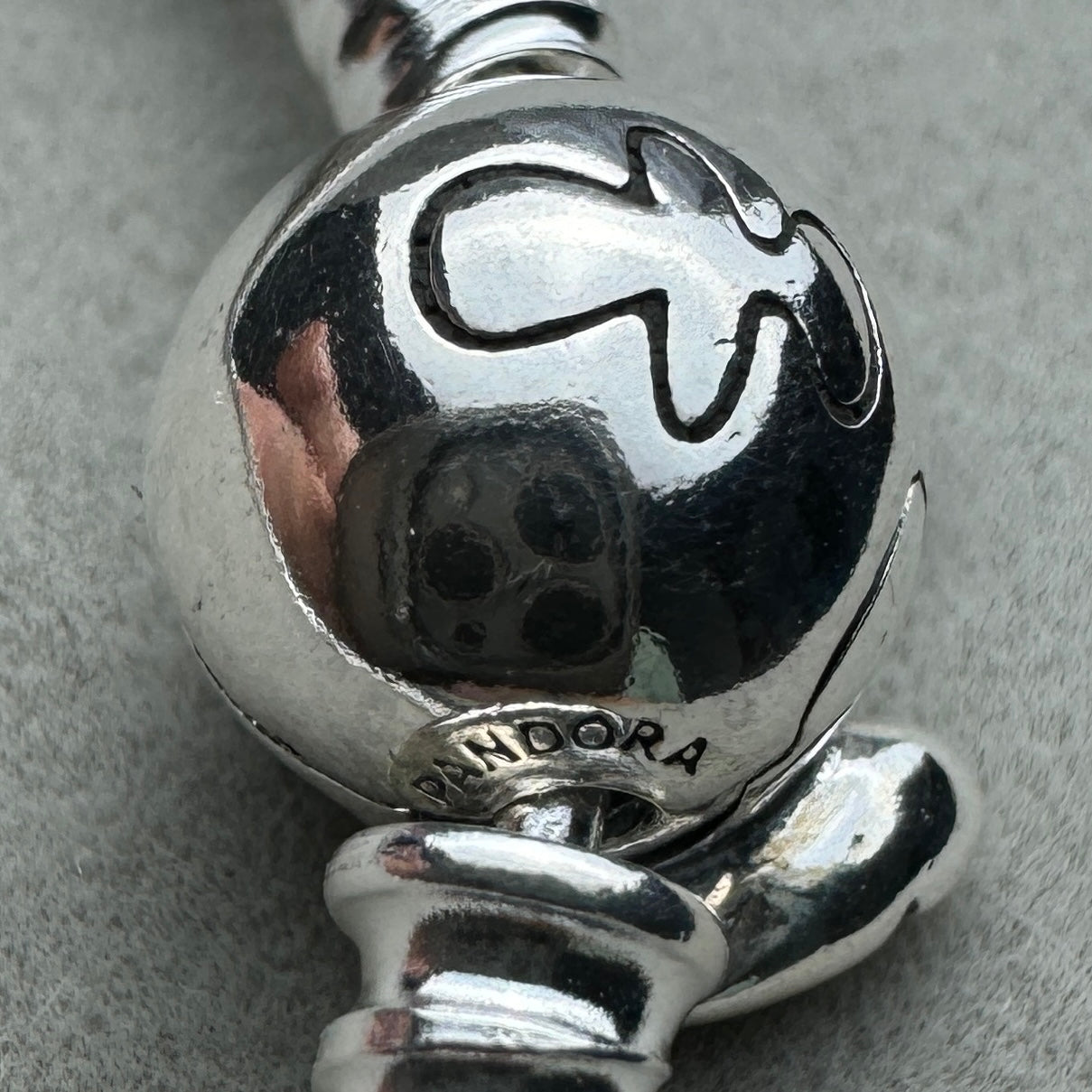 Brazalete Flexible Cierre Silueta Stitch Disney Pandora Vista Del Costado Del Broche