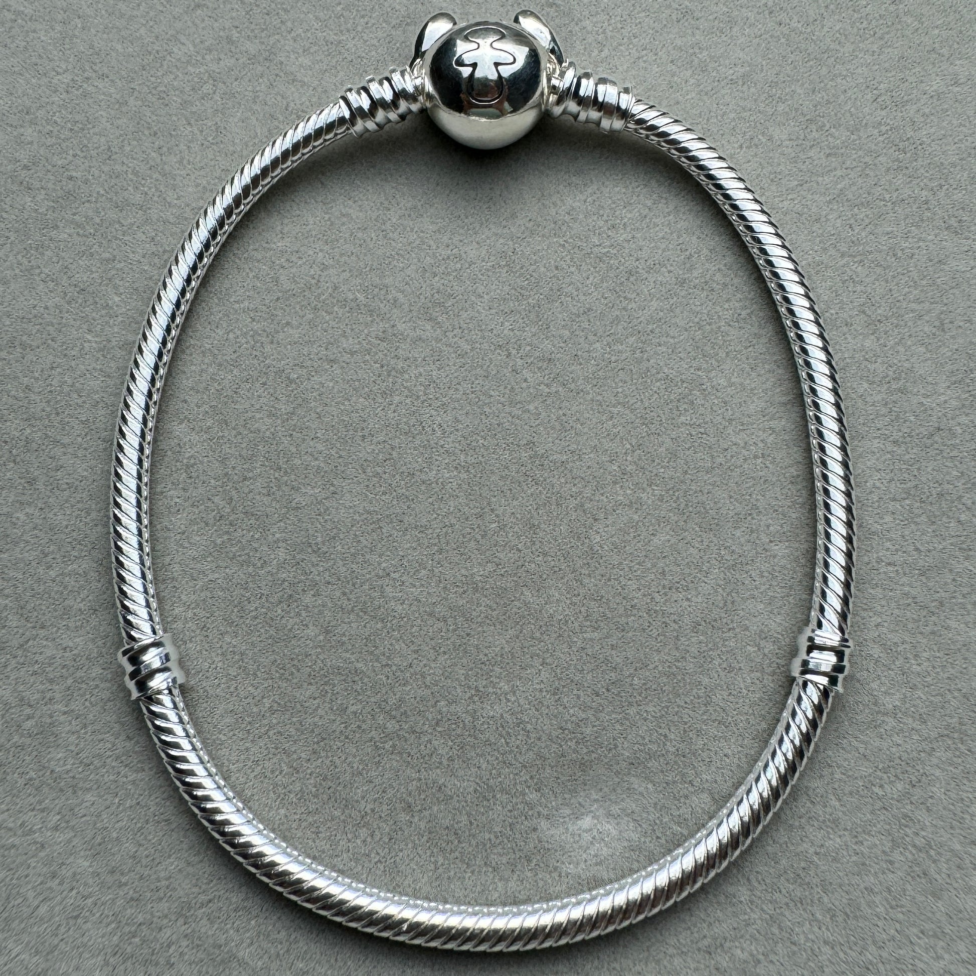 Brazalete Flexible Cierre Silueta Stitch Disney Pandora Vista Desde Atrás
