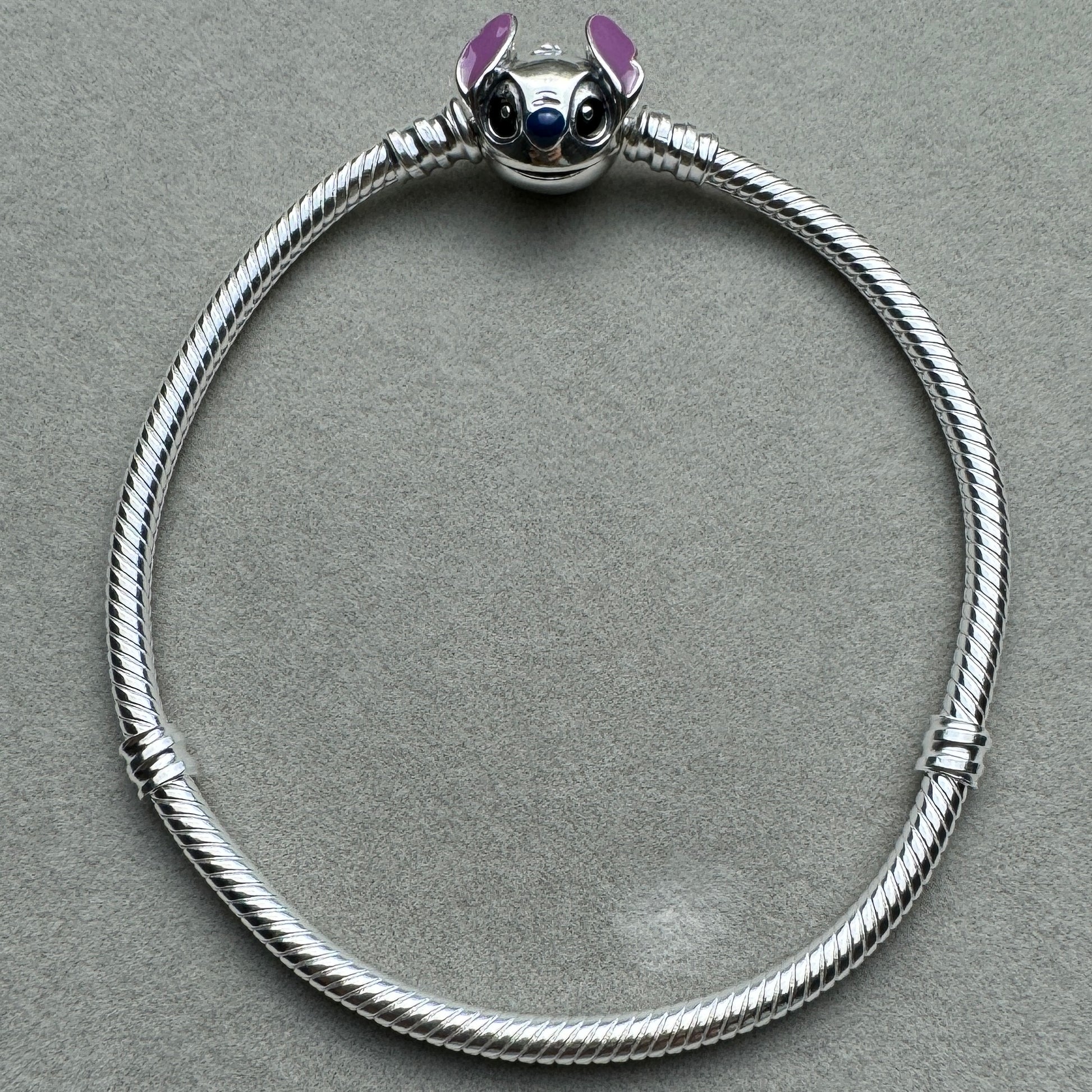 Brazalete Flexible Cierre Silueta Stitch Disney Pandora Vista Frontal