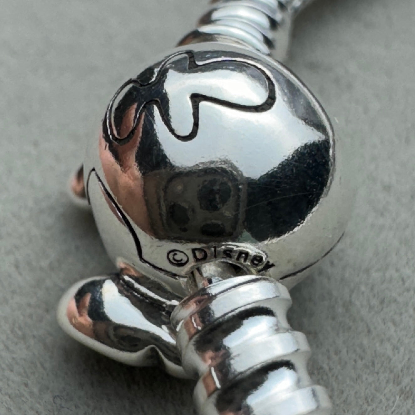 Brazalete Flexible Cierre Silueta Stitch Disney Pandora Vista Lateral Del Broche