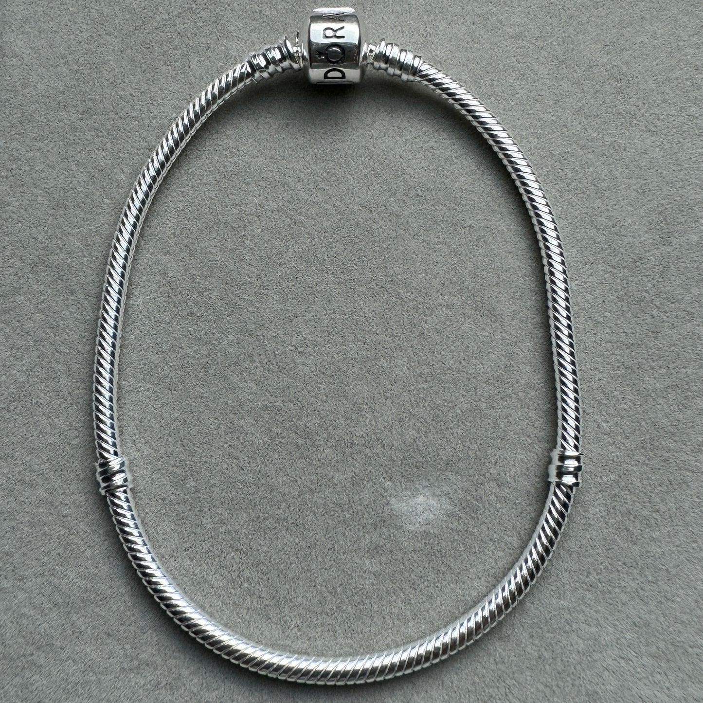 Brazalete Flexible Clásico Pandora Vista Desde Atrás