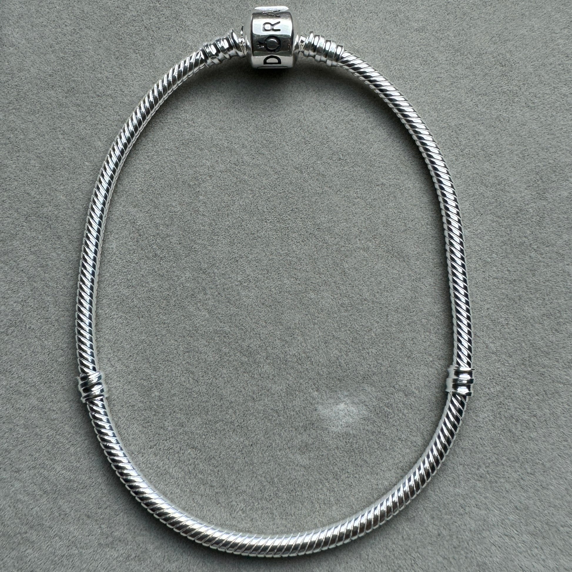 Brazalete Flexible Clásico Pandora Vista Desde Atrás