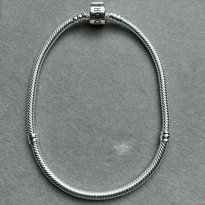 Brazalete Flexible Clásico Pandora Vista Desde Atrás