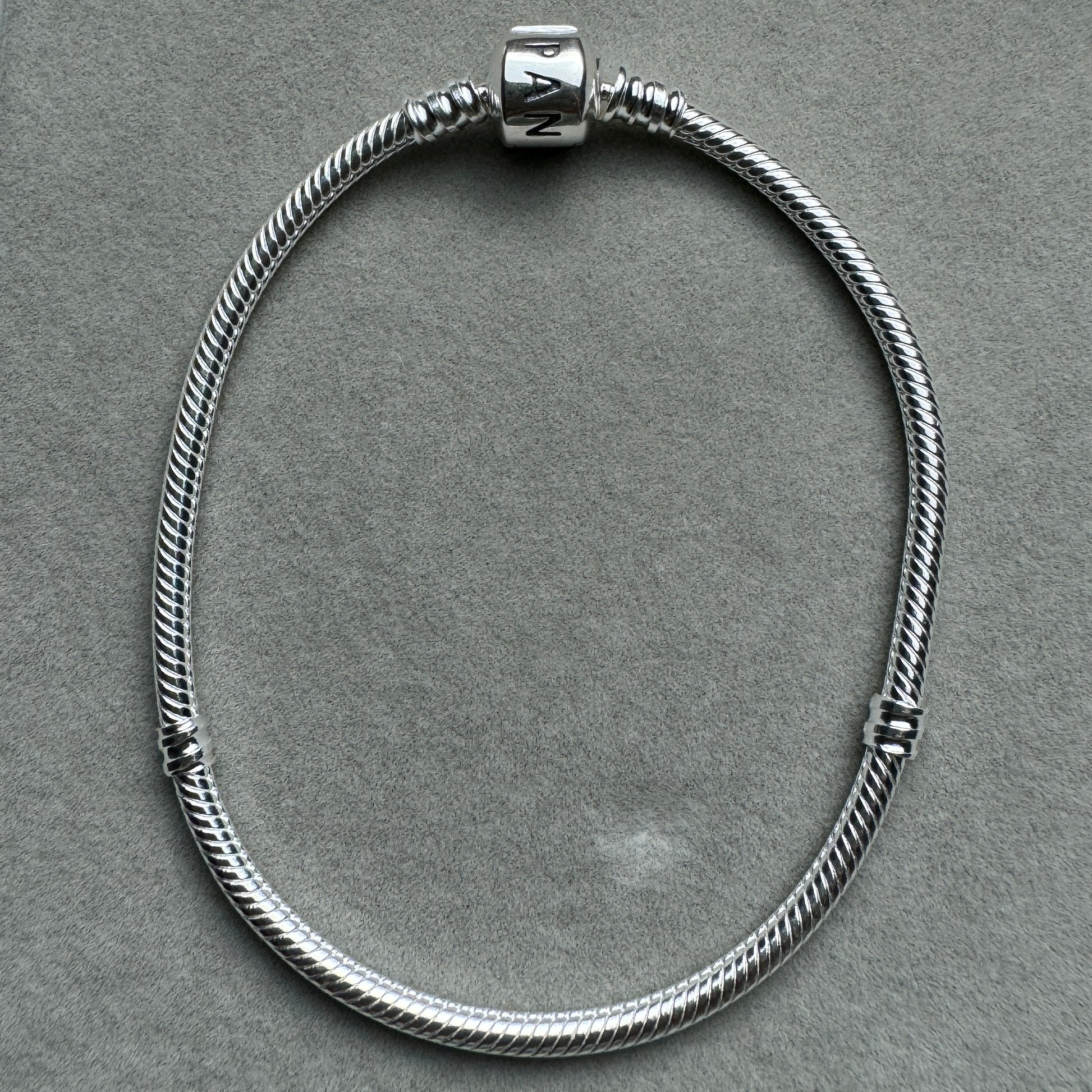 Brazalete Flexible Clásico Pandora Vista Frontal
