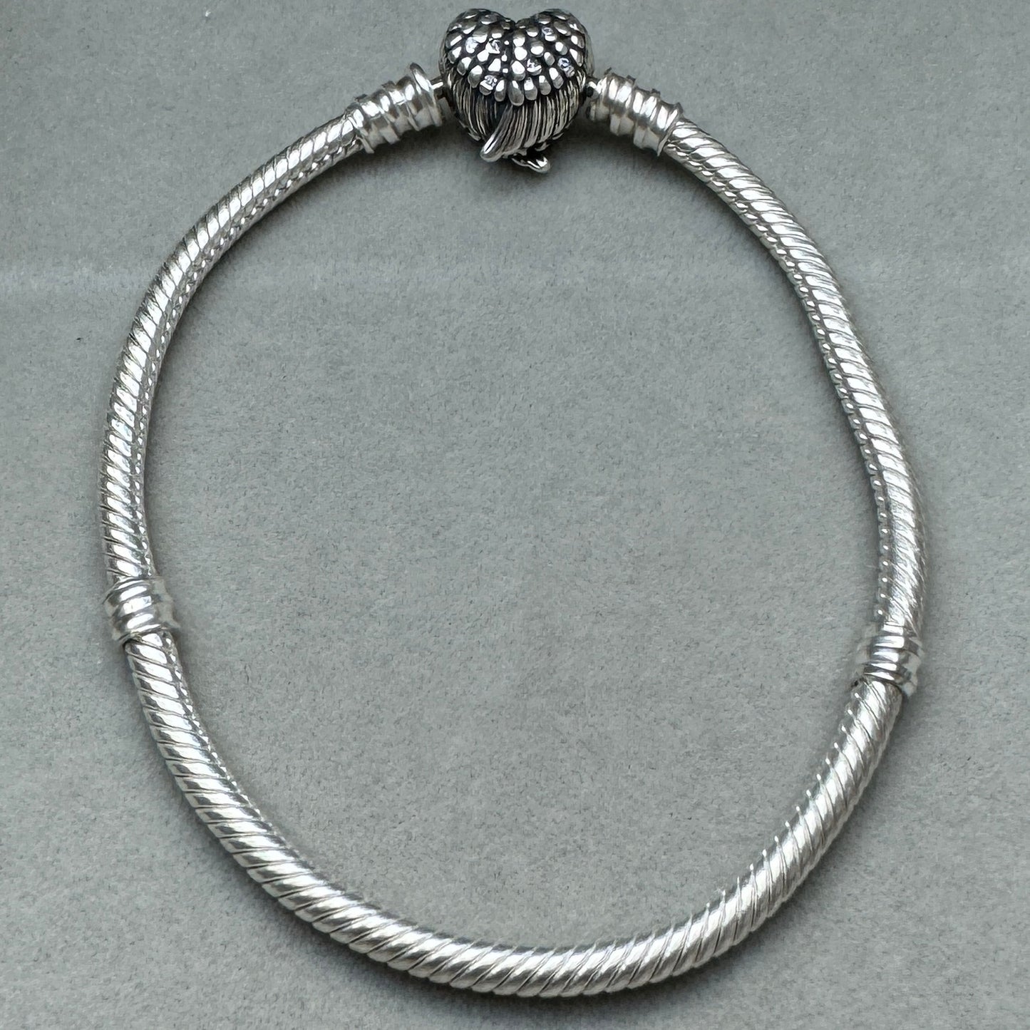 Brazalete Flexible Corazón Con Alas Pandora Vista Desde Atrás