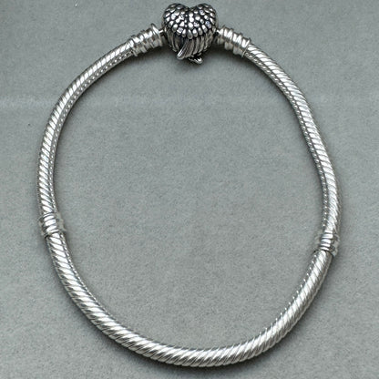 Brazalete Flexible Corazón Con Alas Pandora Vista Desde Atrás