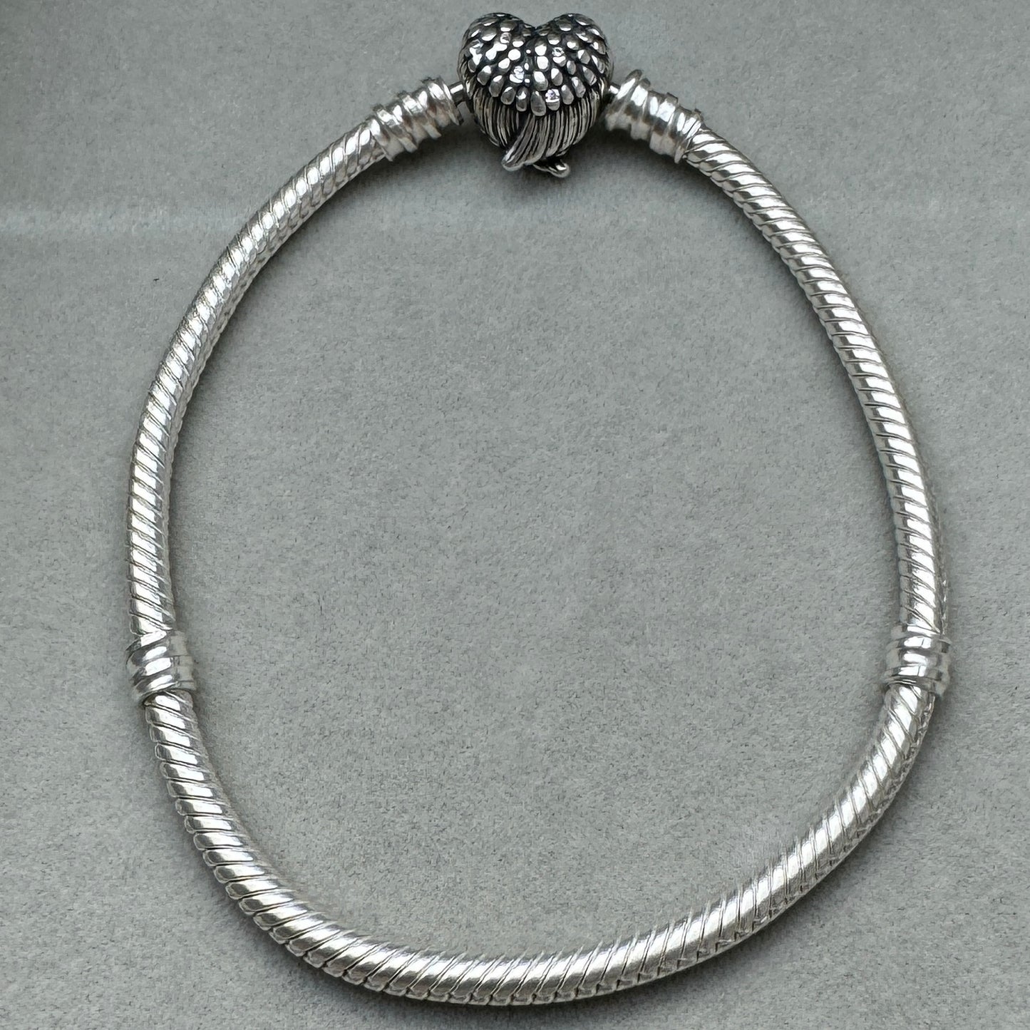 Brazalete Flexible Corazon Con Alas Pandora Vista Frontal