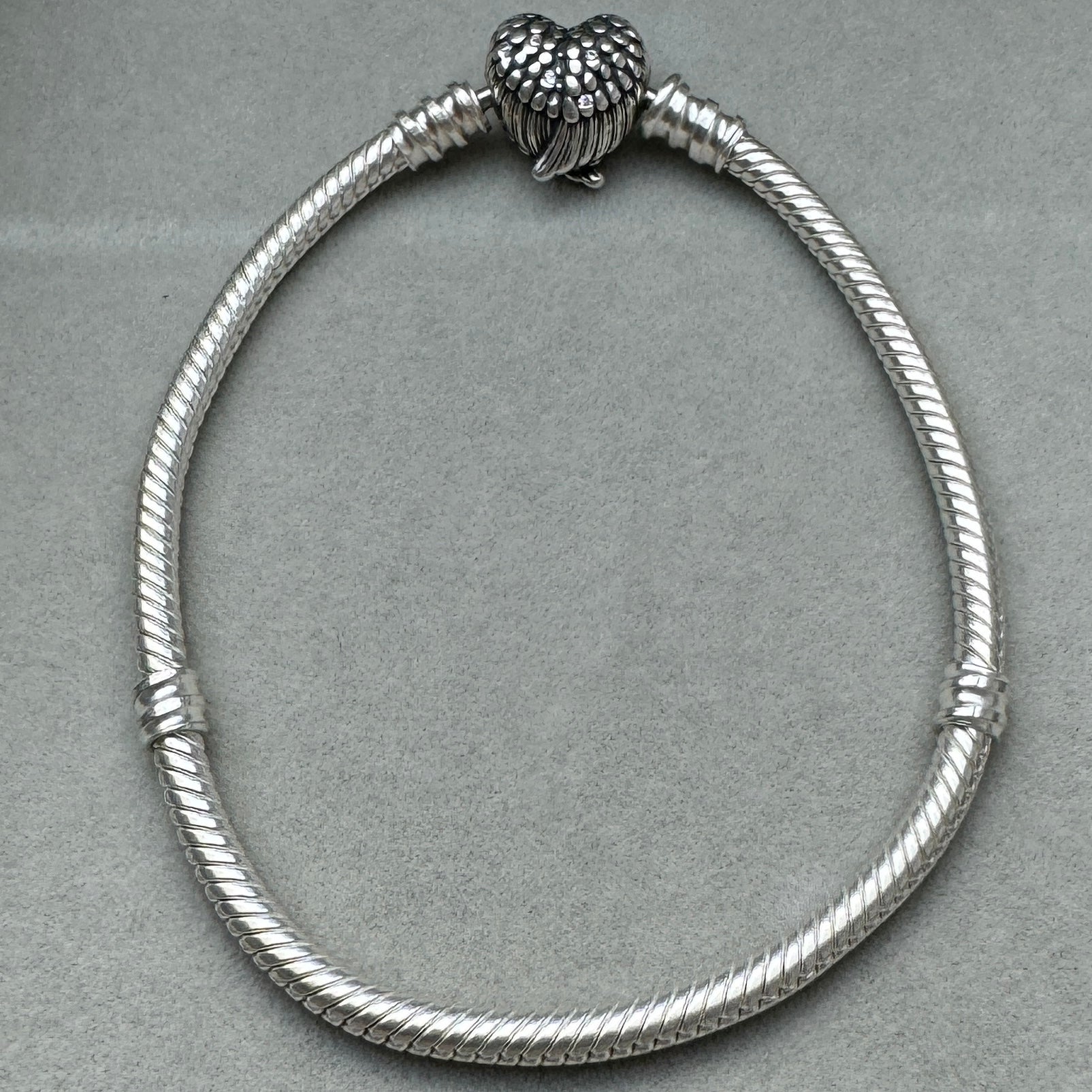 Brazalete Flexible Corazon Con Alas Pandora Vista Frontal