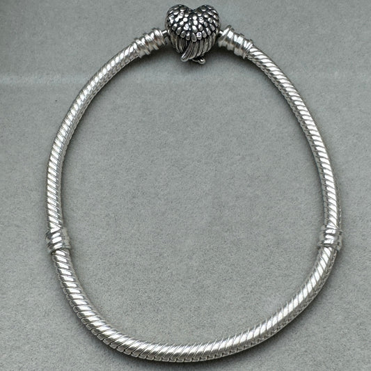 Brazalete Flexible Corazon Con Alas Pandora Vista Frontal