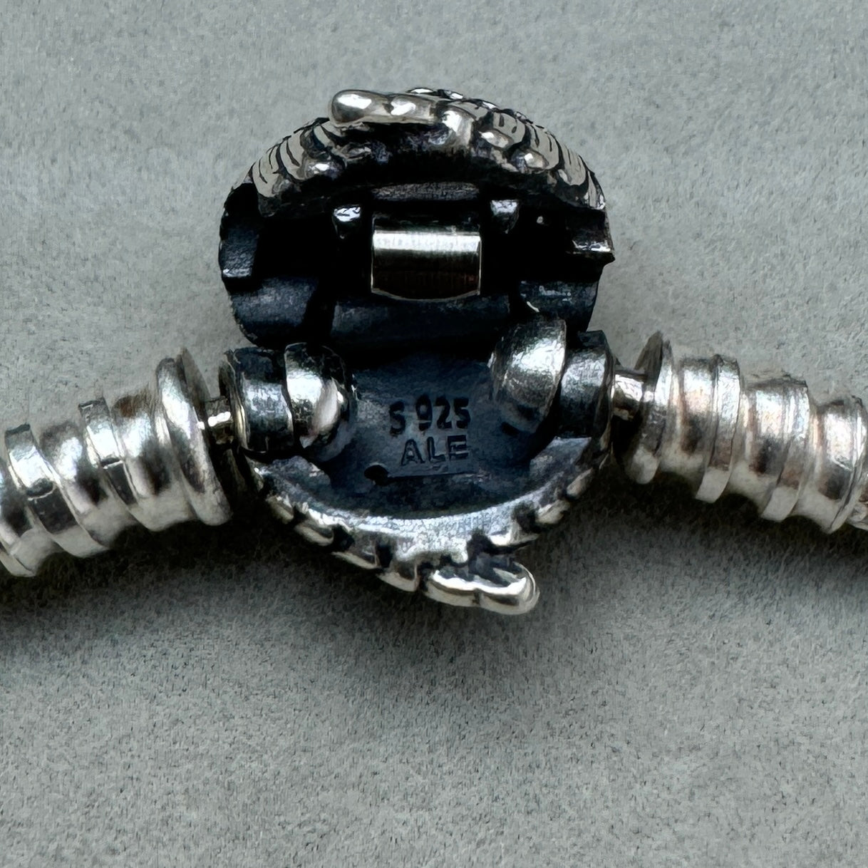 Brazalete Flexible Corazón Con Alas Pandora Vista Del Interior Del Broche