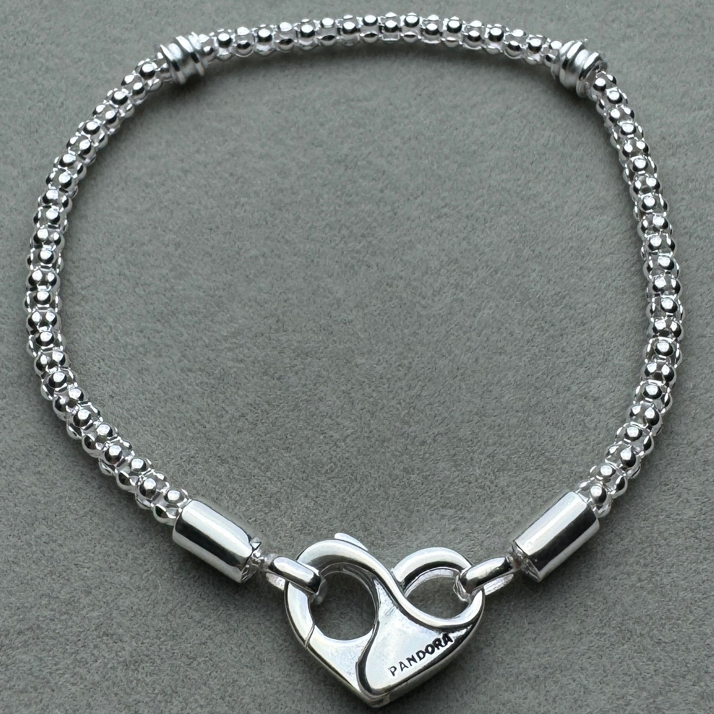 Brazalete Flexible Delgado Corazón Pandora Vista Desde Atrás