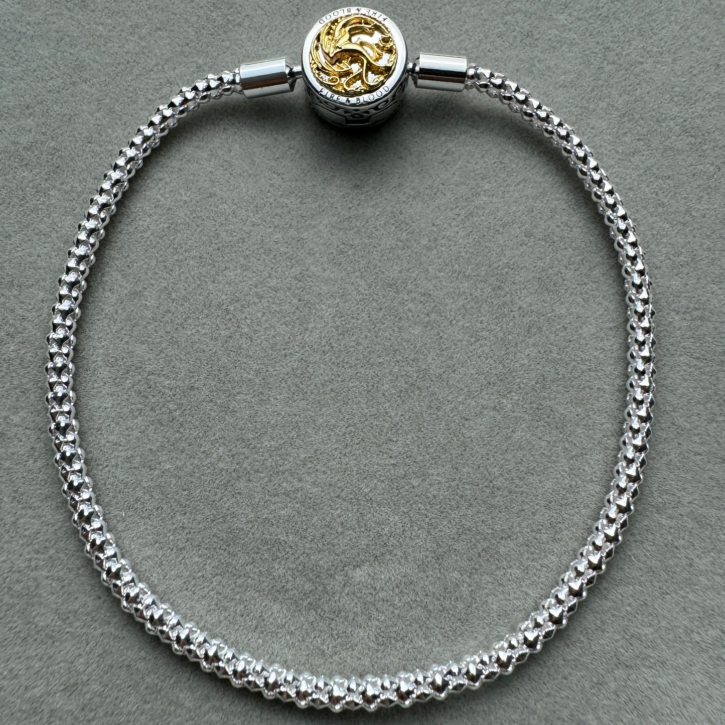 Brazalete Flexible Delgado Juego De Tronos Game Of Thrones Pandora Vista Desde Atrás