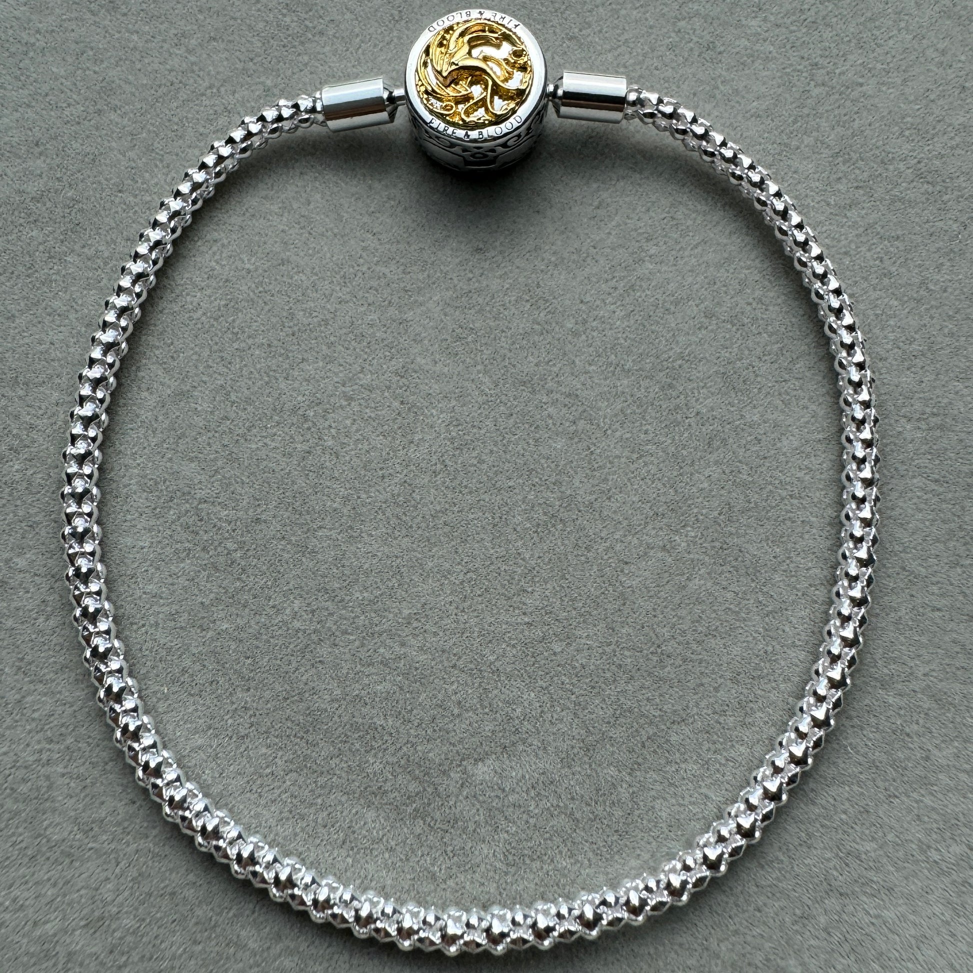 Brazalete Flexible Delgado Juego De Tronos Game Of Thrones Pandora Vista Desde Atrás