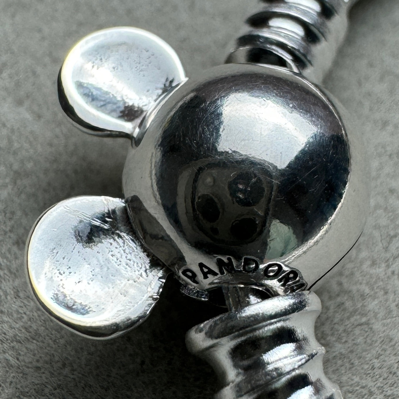 Brazalete Flexible Mickey Liso Disney Pandora Vista Lateral Del Broche