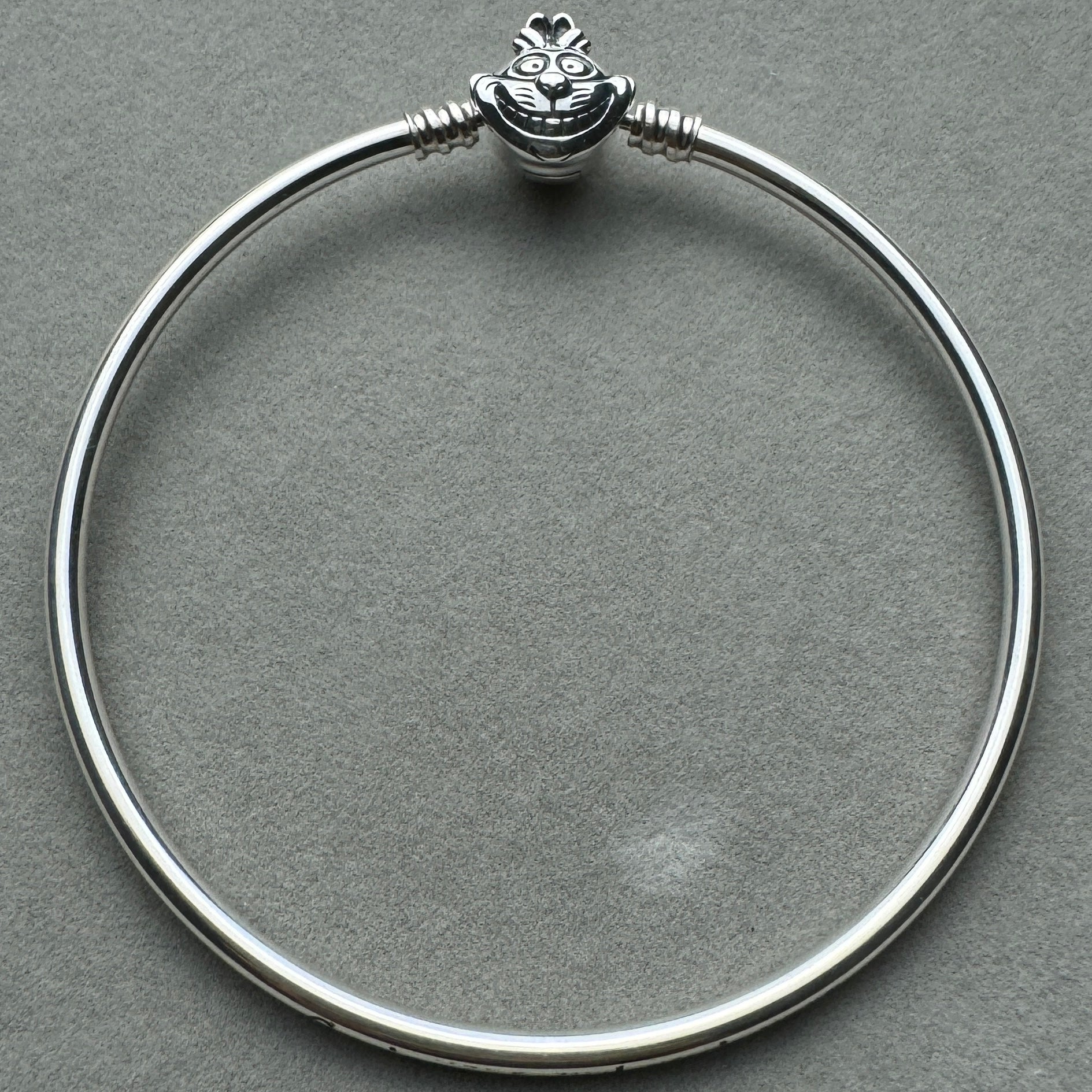 Brazalete Rígido Gato Chesire Alicia En El País De Las Maravillas Disney Pandora Vista Frontal