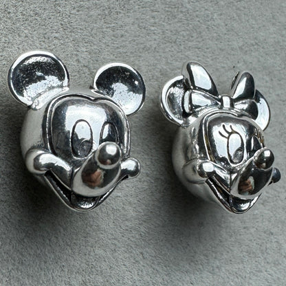 Brazalete Rígido Mickey Y Minnie Disney Pandora Vista Del Costado De Los Broches