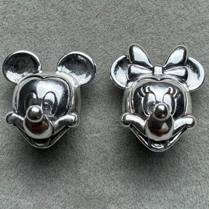 Brazalete Rígido Mickey Y Minnie Disney Pandora Vista Frontal De Los Broches